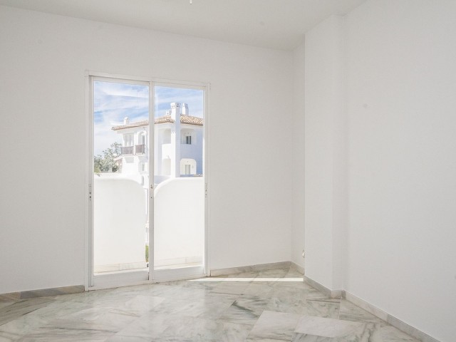 Apartamento con 2 Dormitorios  en Elviria