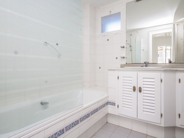 Apartamento con 2 Dormitorios  en Elviria