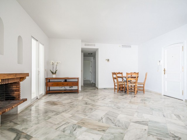 Apartamento con 2 Dormitorios  en Elviria