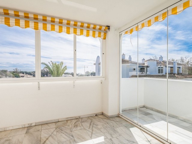 Apartamento con 2 Dormitorios  en Elviria