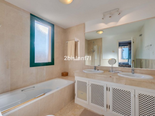 3 Bedrooms Apartment in Elviria