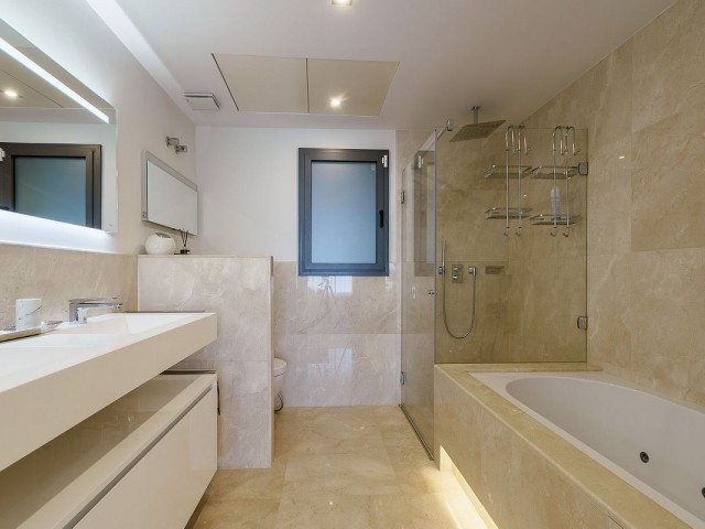 Appartement avec 4 Chambres  à Estepona