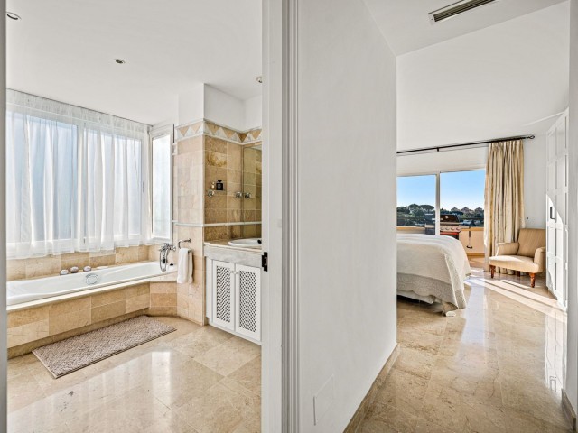 3 Bedrooms Apartment in Elviria