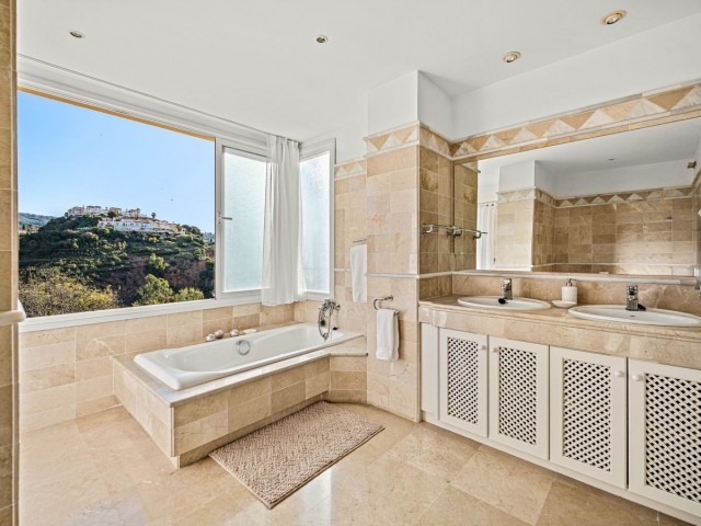 3 Bedrooms Apartment in Elviria