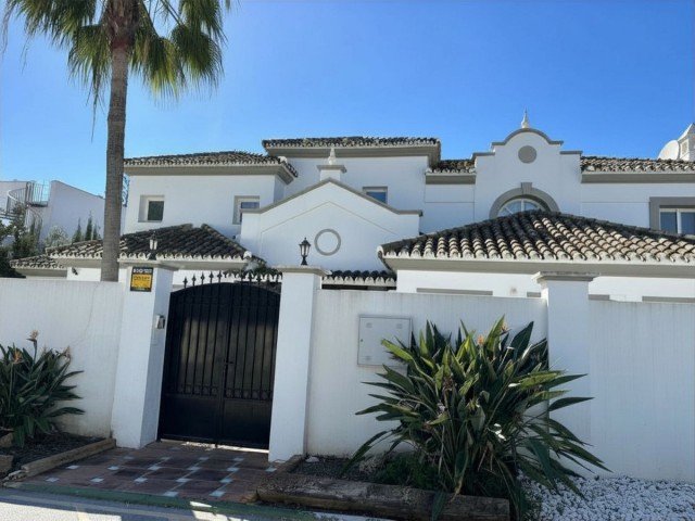 4 Bedrooms Villa in Estepona