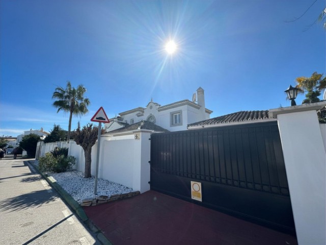 4 Bedrooms Villa in Estepona