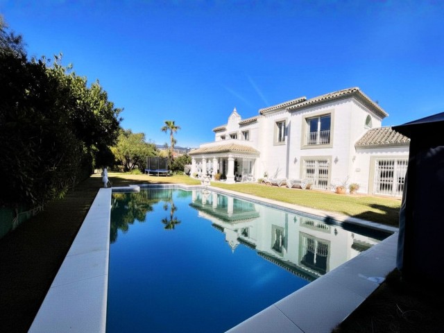 4 Bedrooms Villa in Estepona