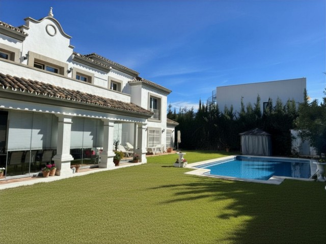 4 Bedrooms Villa in Estepona
