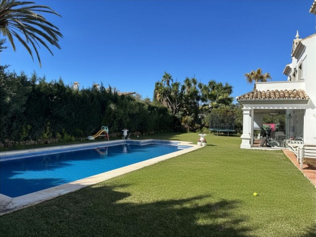 4 Bedrooms Villa in Estepona