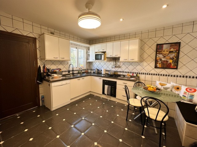 4 Bedrooms Villa in Estepona