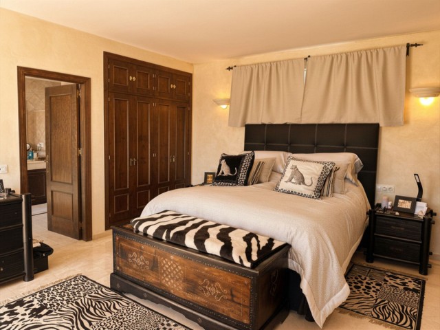 4 Bedrooms Villa in Estepona