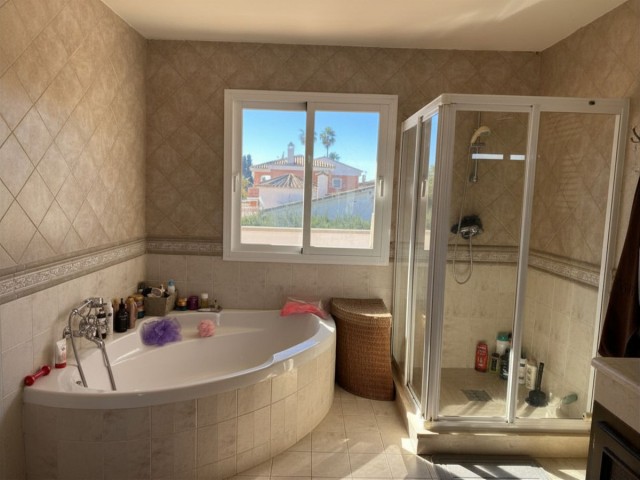 4 Bedrooms Villa in Estepona