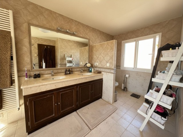 4 Bedrooms Villa in Estepona