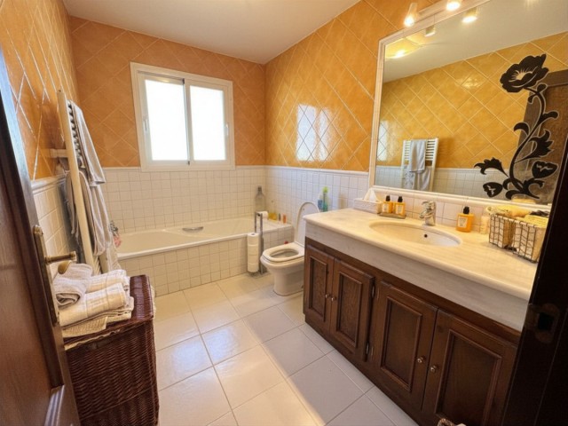 4 Bedrooms Villa in Estepona