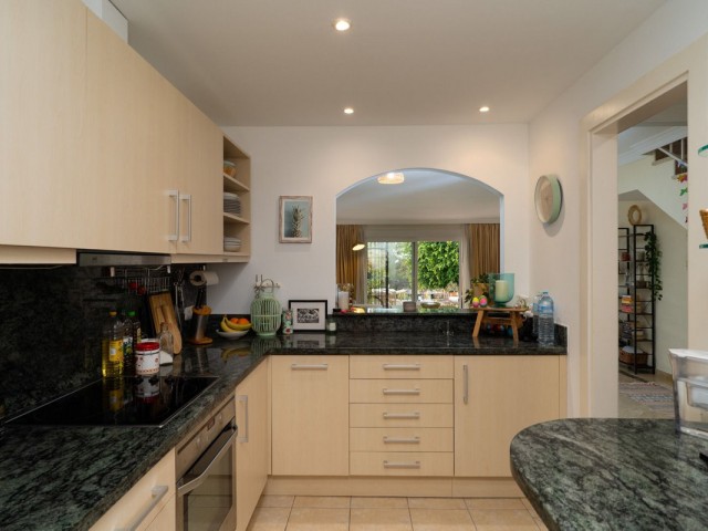 2 Bedrooms Townhouse in Estepona