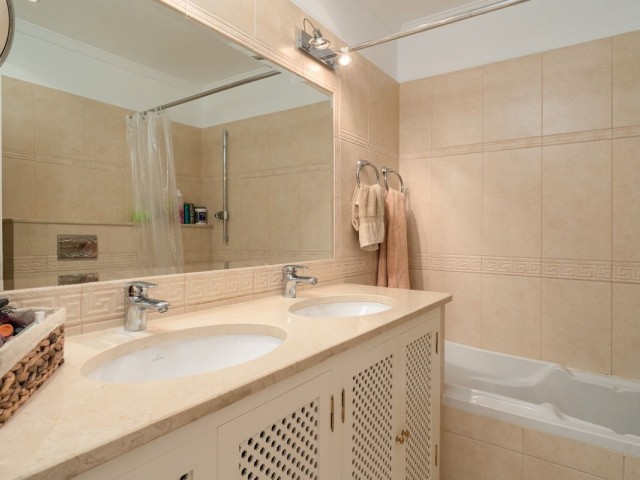 2 Bedrooms Townhouse in Estepona