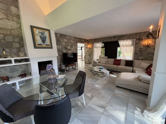 4 Bedrooms Villa in Marbella
