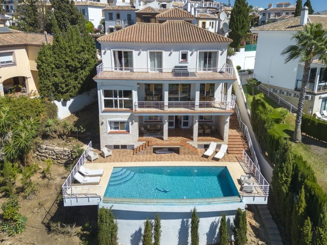 6 Bedrooms Villa in Mijas