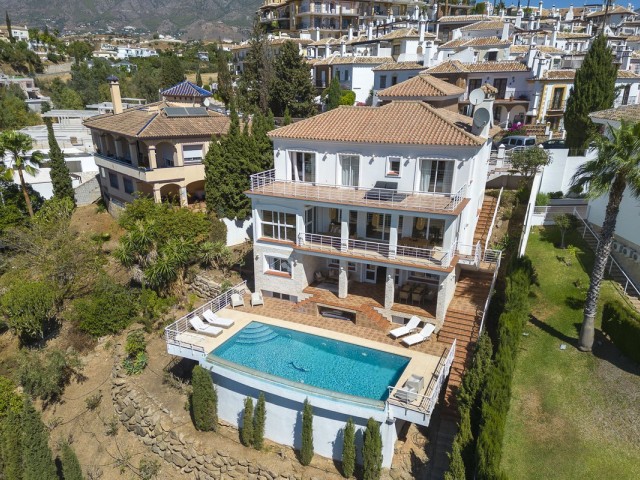 6 Bedrooms Villa in Mijas