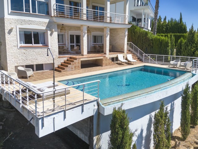 6 Bedrooms Villa in Mijas