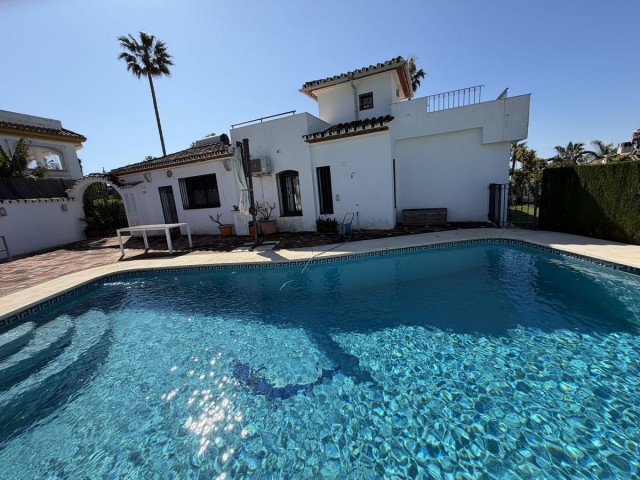 3 Bedrooms Villa in Estepona