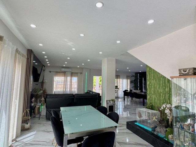 Villa avec 5 Chambres  à Alhaurín de la Torre