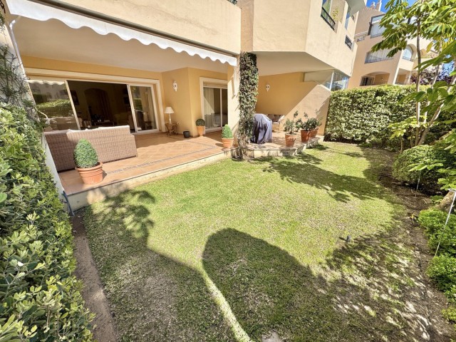 Apartamento con 2 Dormitorios  en Elviria