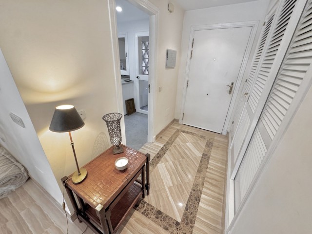 Apartamento con 2 Dormitorios  en Elviria