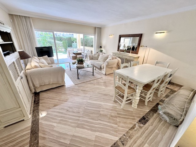Apartamento con 2 Dormitorios  en Elviria