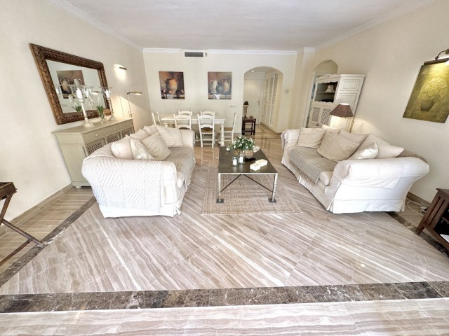 Apartamento con 2 Dormitorios  en Elviria