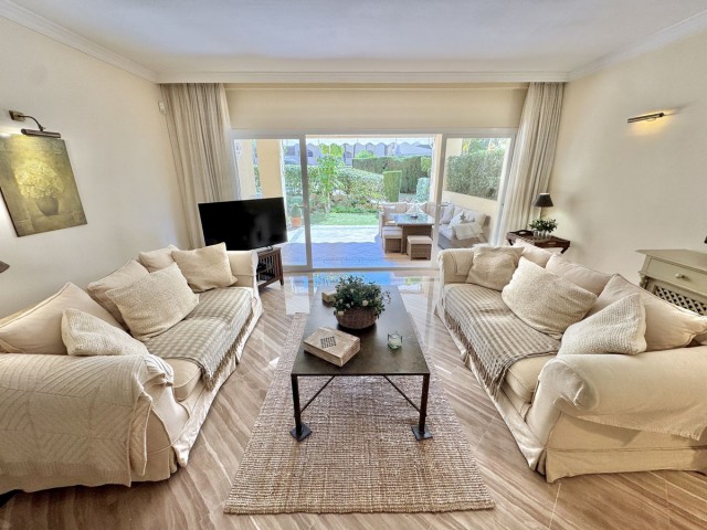 Apartamento con 2 Dormitorios  en Elviria
