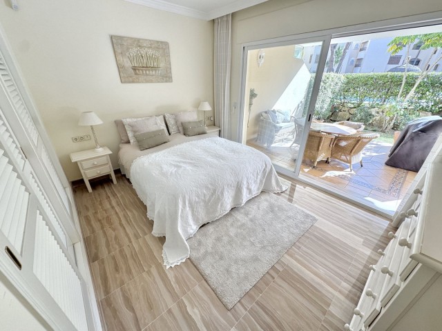 Apartamento con 2 Dormitorios  en Elviria