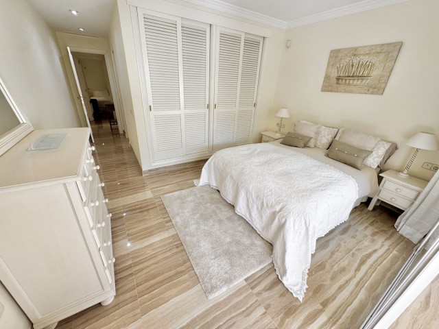 Apartamento con 2 Dormitorios  en Elviria