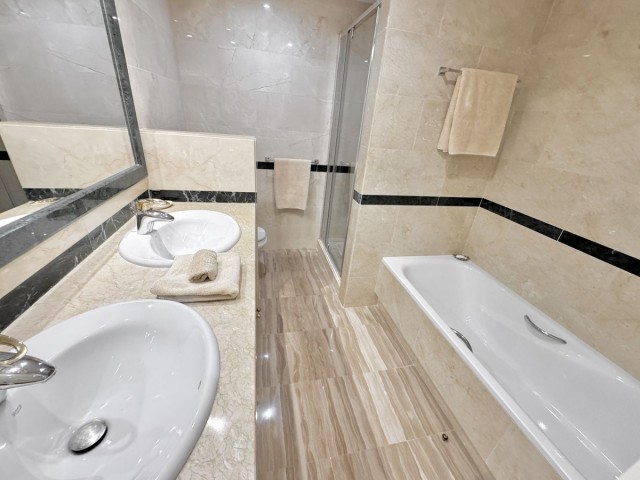 Apartamento con 2 Dormitorios  en Elviria