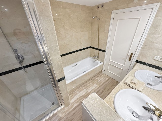 Apartamento con 2 Dormitorios  en Elviria