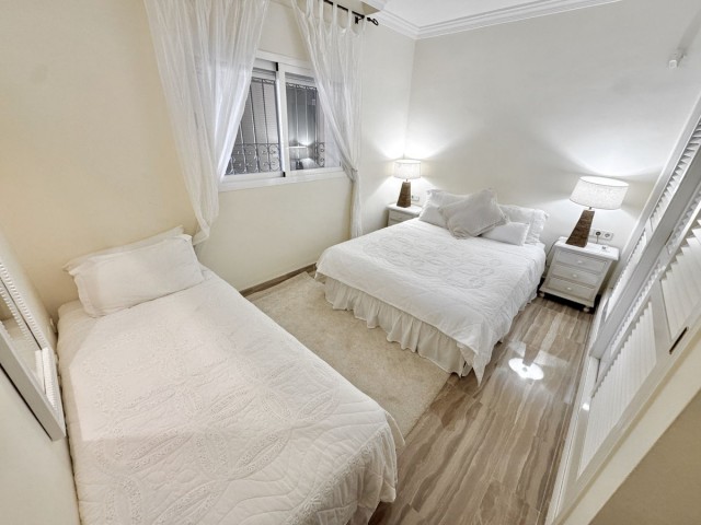 Apartamento con 2 Dormitorios  en Elviria