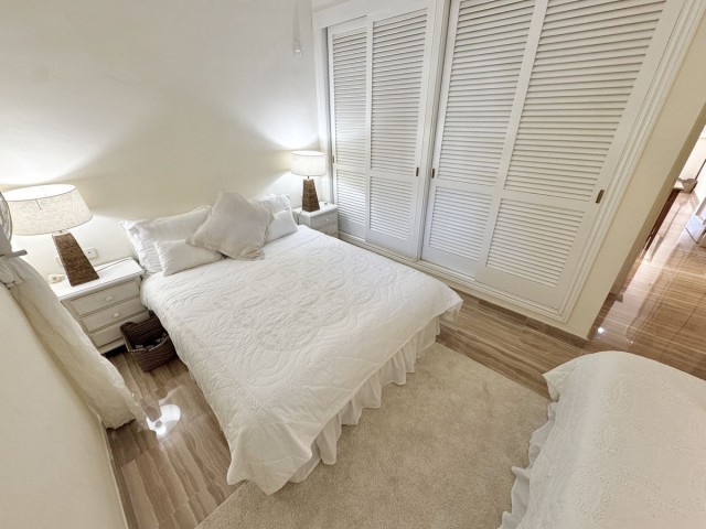 Apartamento con 2 Dormitorios  en Elviria