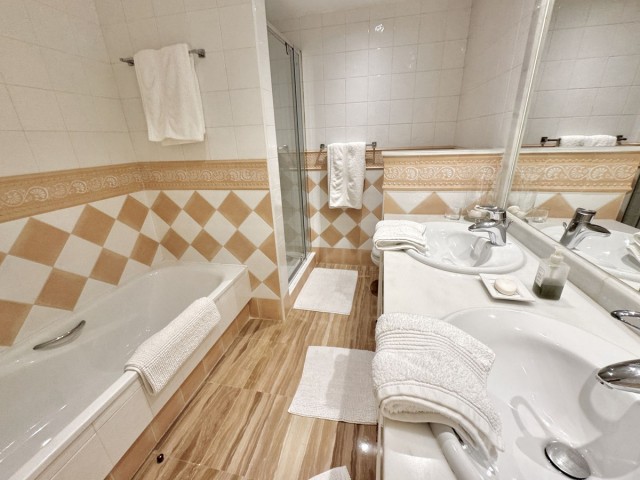 Apartamento con 2 Dormitorios  en Elviria