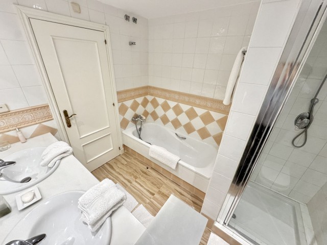 Apartamento con 2 Dormitorios  en Elviria