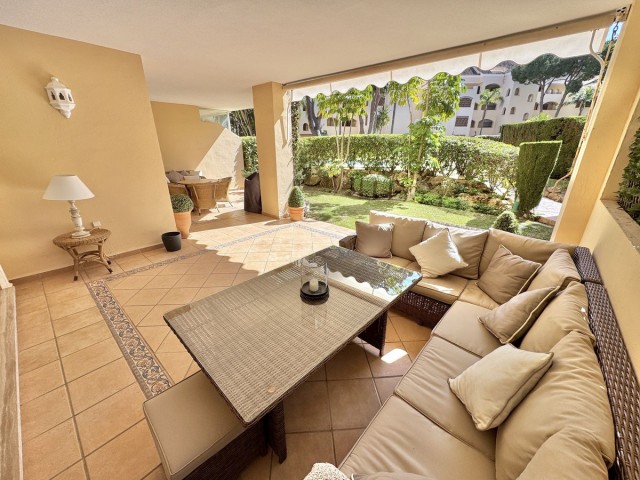 Apartamento con 2 Dormitorios  en Elviria