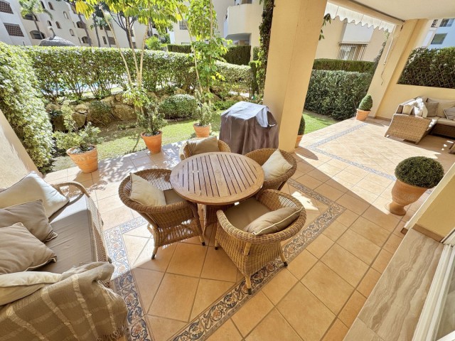 Apartamento con 2 Dormitorios  en Elviria