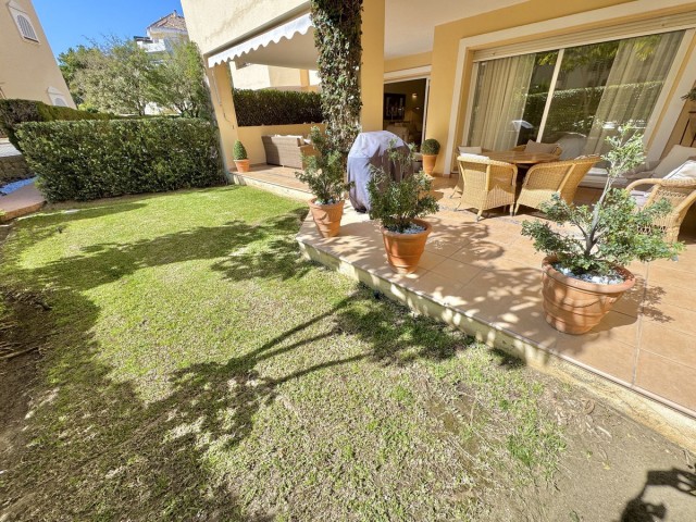 Apartamento con 2 Dormitorios  en Elviria