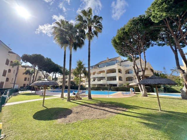 Apartamento con 2 Dormitorios  en Elviria