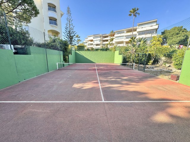 Apartamento con 2 Dormitorios  en Elviria