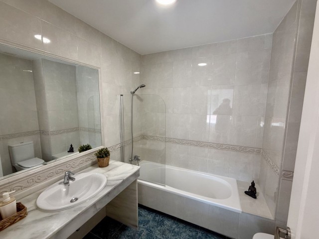 Maison mitoyenne avec 5 Chambres  à Cabopino