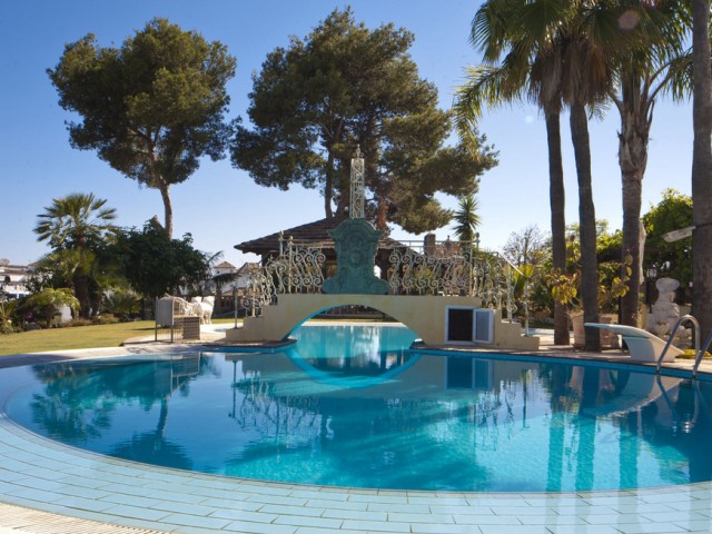 6 Bedrooms Villa in Nueva Andalucía