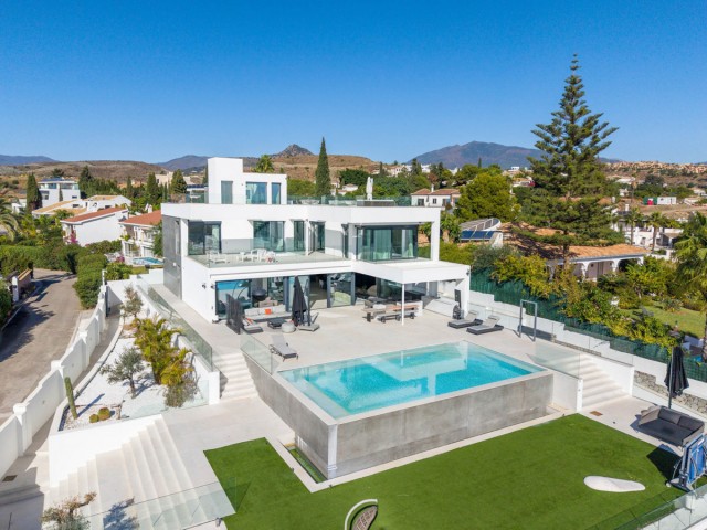 6 Bedrooms Villa in Benahavís