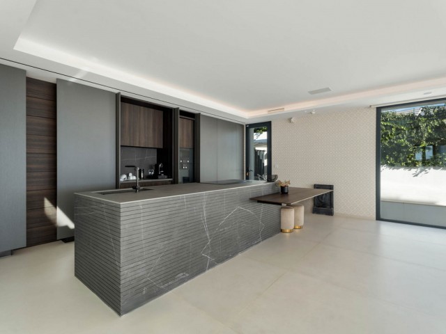 6 Bedrooms Villa in Benahavís