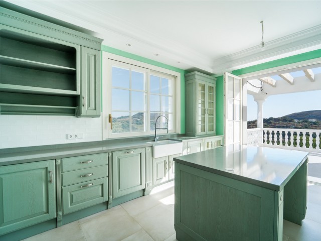 6 Bedrooms Villa in Benahavís
