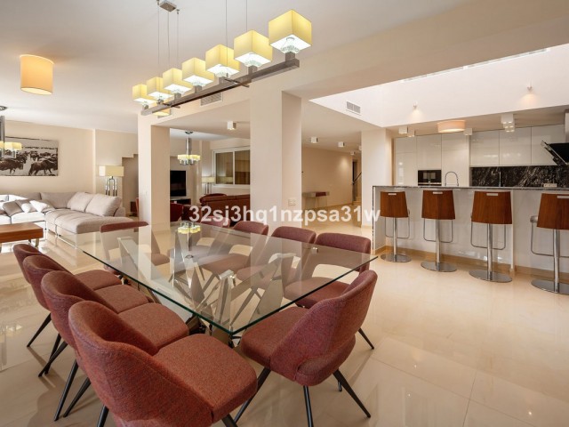 6 Bedrooms Apartment in Marbella